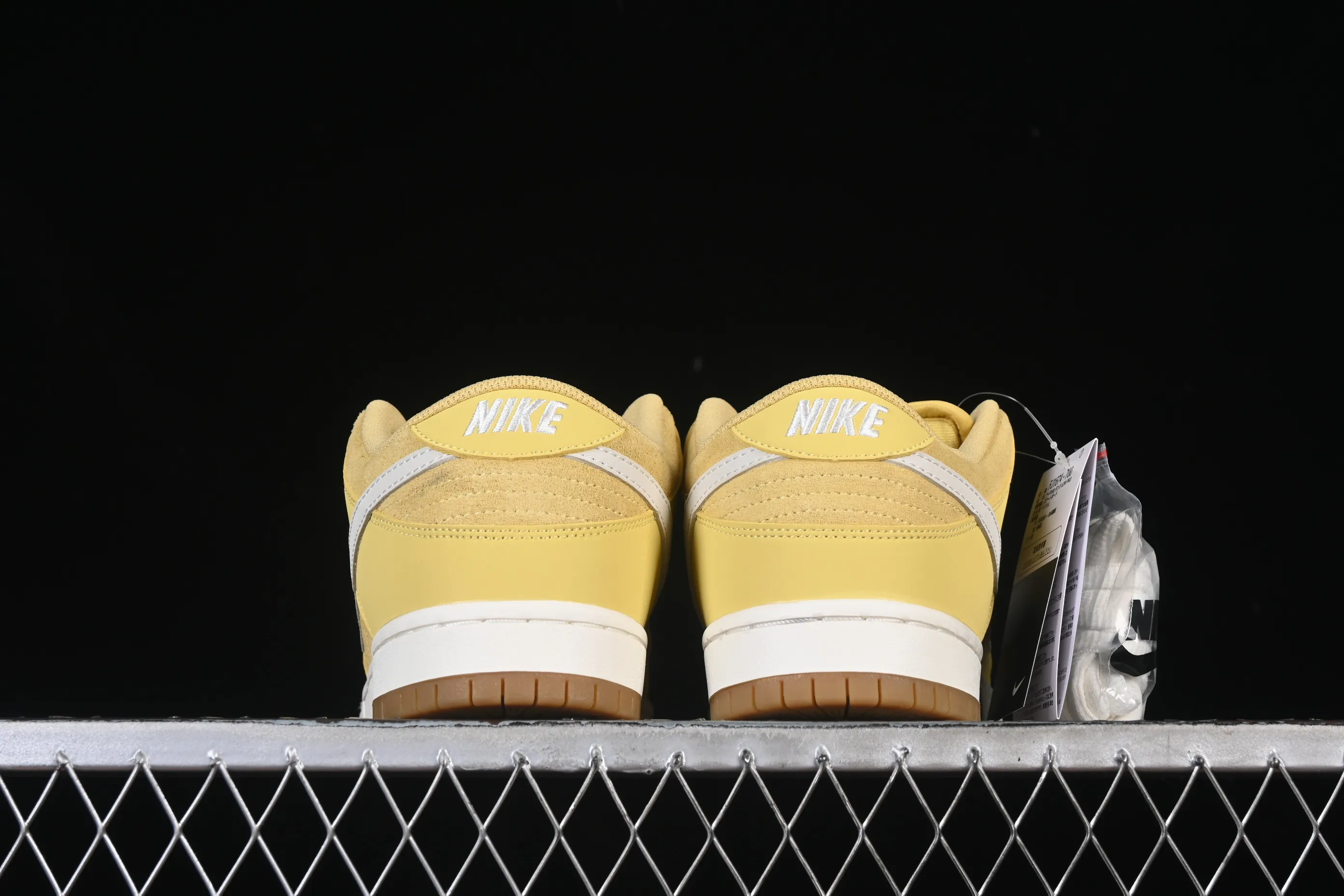 All Categories Nk SB Dunk Series Nk SB Dunk Low Low-top sneakers Nike SB Dunk Low "Saturn Gold" Warm Yang Yellow Low-top casual skateboard shoes FJ1674-700
